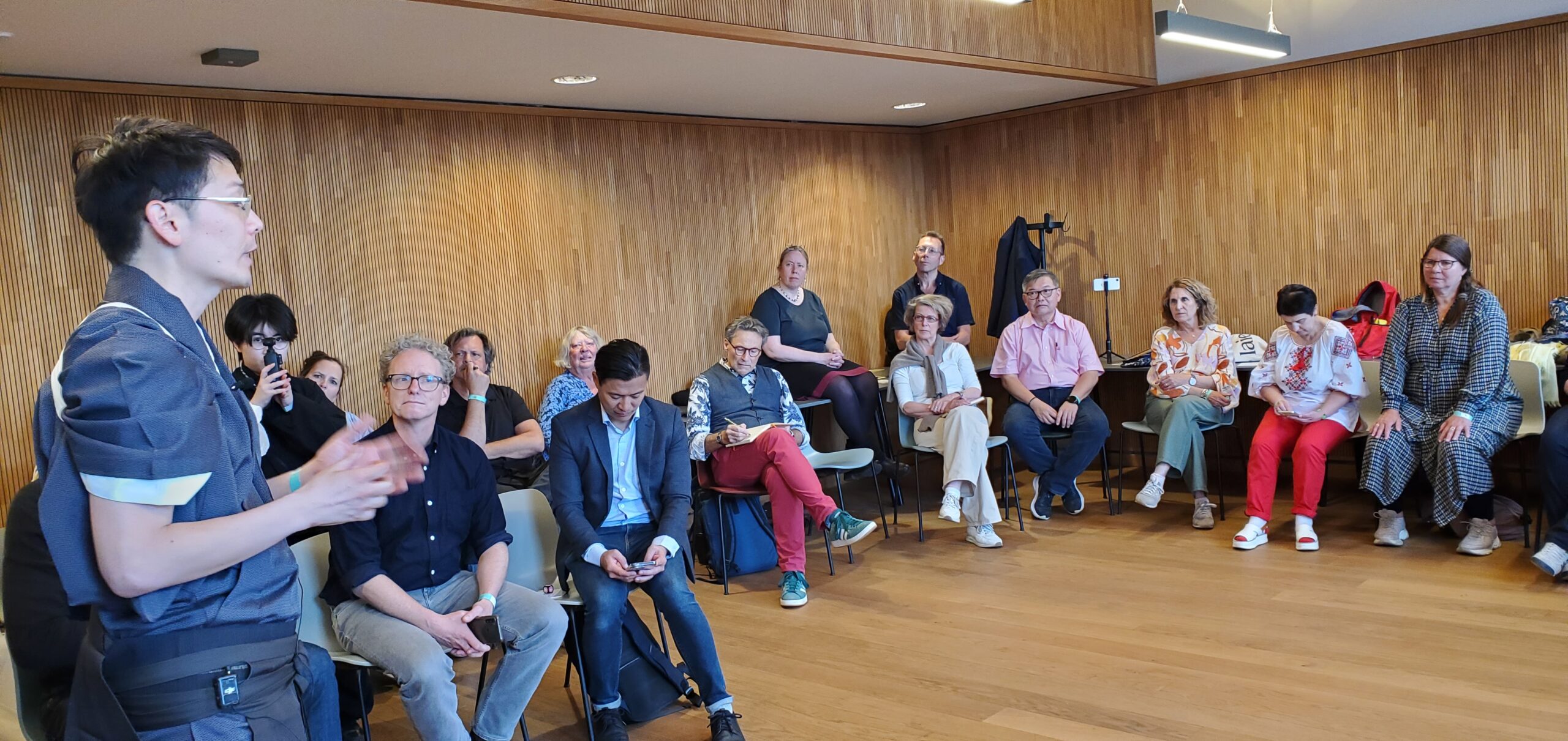 casestudy_tomoni00 【導入背景】「得意なことで突き抜けたい」のに、事務作業で足踏みする葛藤